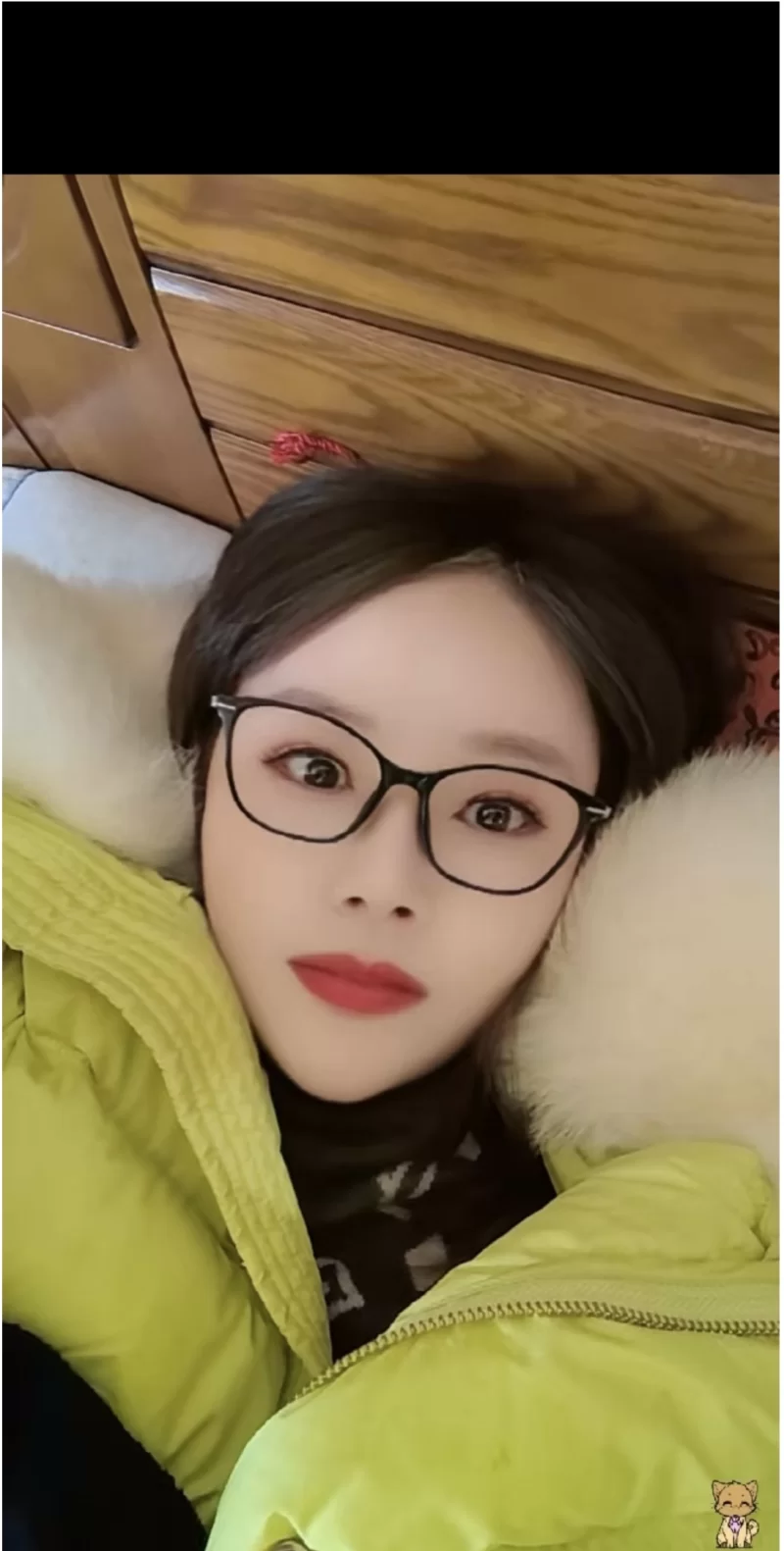 气质反差眼镜女