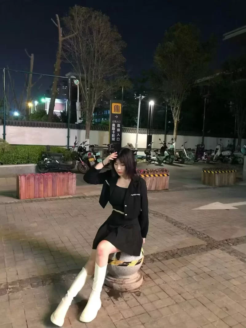 年轻小美女