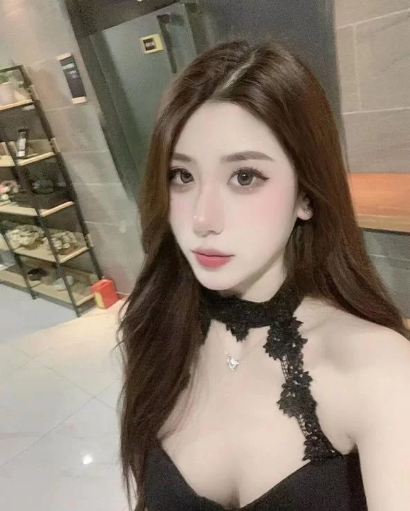 肉感十足嫩妹
